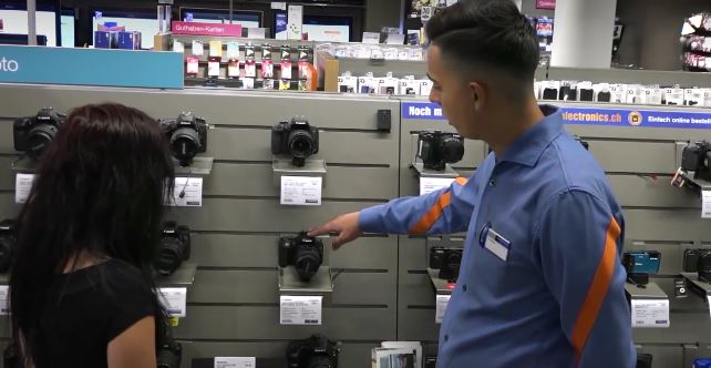 Detailhandelsfachmann/-frau EFZ (Consumer-Electronics) – Film mit Porträt eines Berufstätigen