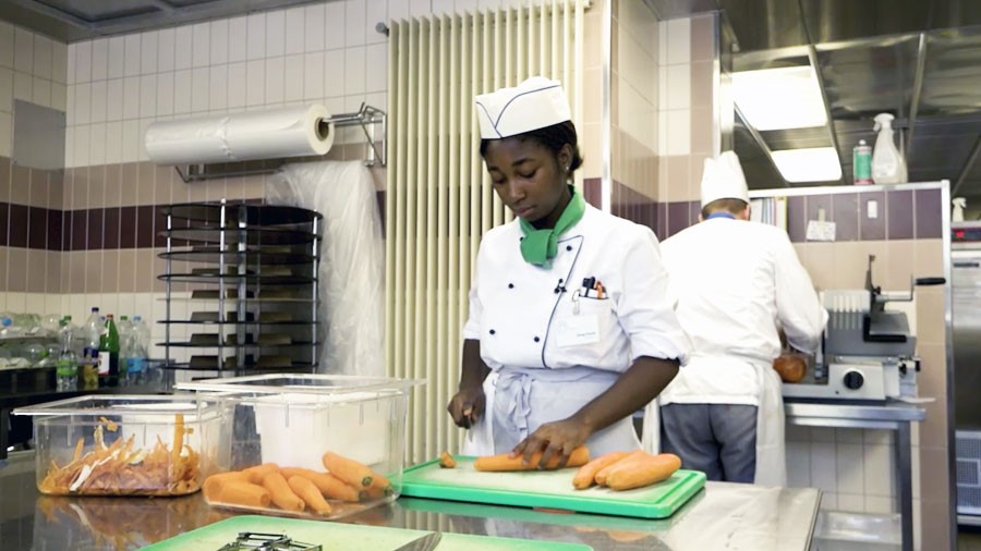 Employé / Employée en cuisine AFP – Film avec portrait d'un professionnel