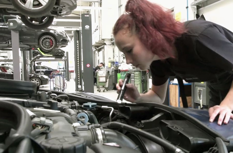 Mécanicien en maintenance d'automobiles CFC / Mécanicienne en