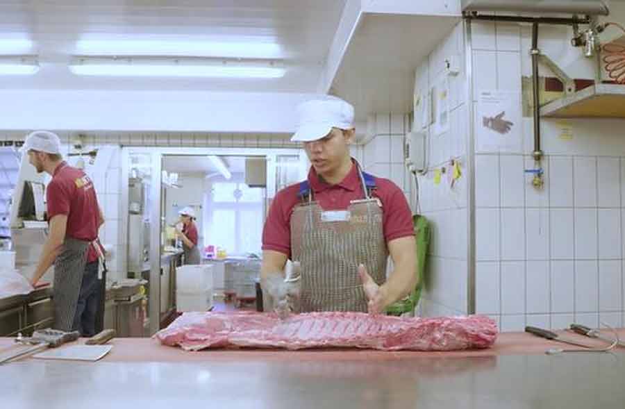 Metzgerin schlachtet mann