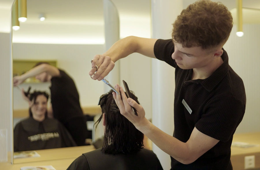 Coiffeur/Coiffeuse EFZ – Video mit Porträt eines Lernenden 