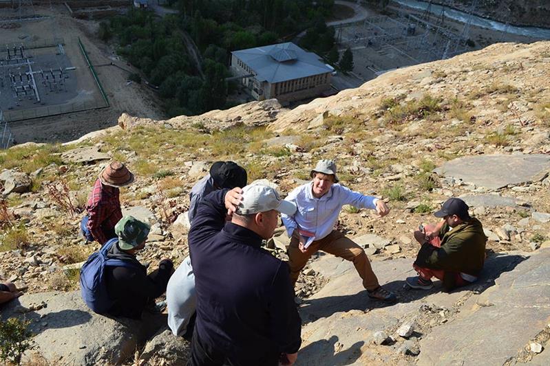 Thierry Bussard berät eine Gruppe von Wissenschaftlerinnen und Wissenschaftler in Tadschikistan