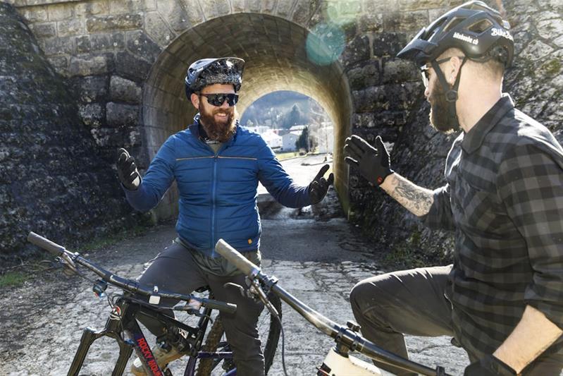 Ein Mann gibt Mountainbike-Kurse..